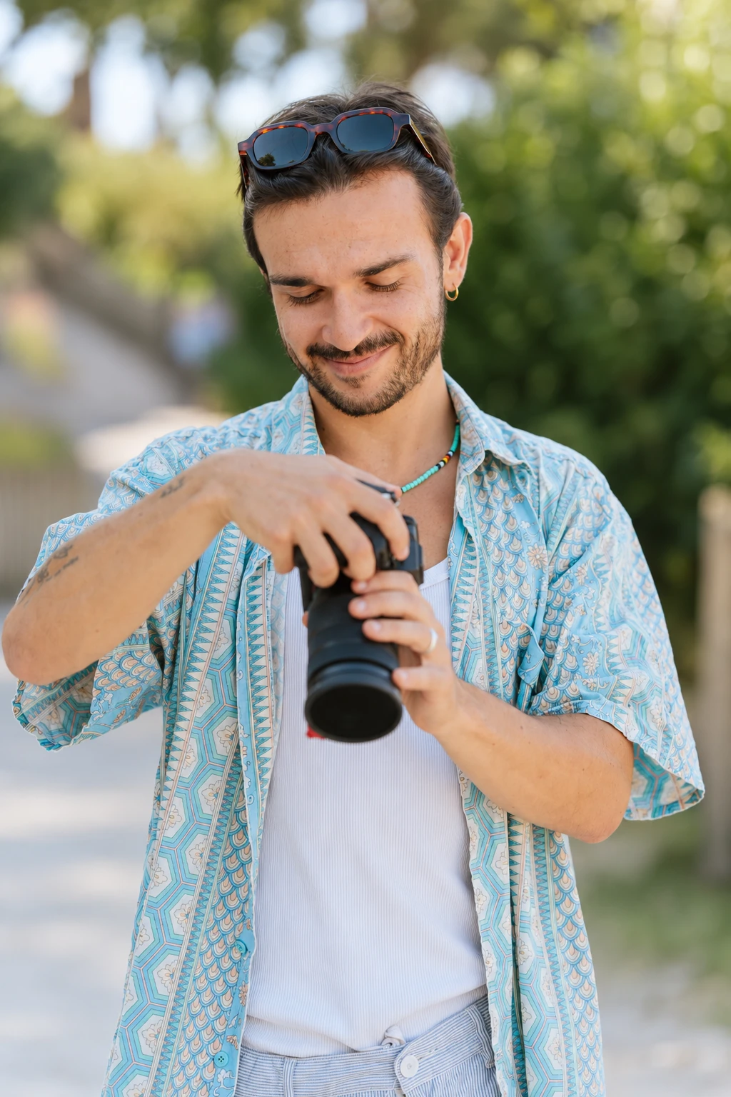 Louca Le Guillou avec son appareil photo en extérieur